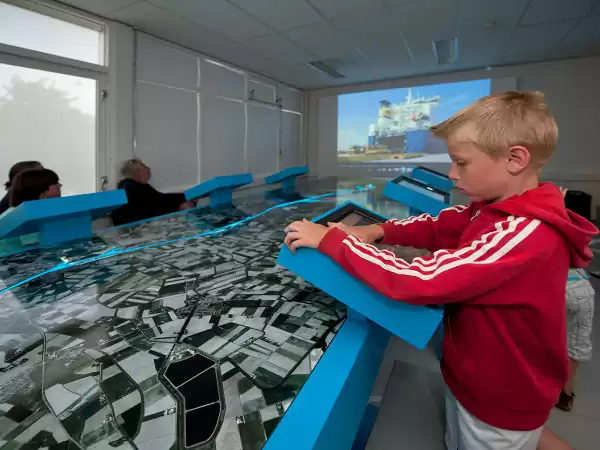 Ontdek alles over de haven en de sluizen, van vroeger tot in de toekomst. Foto: Provincie Zeeland © Felice Buonadonna Ontdek alles over de haven en de sluizen, van vroeger tot in de toekomst. Foto: Provincie Zeeland © Felice Buonadonna