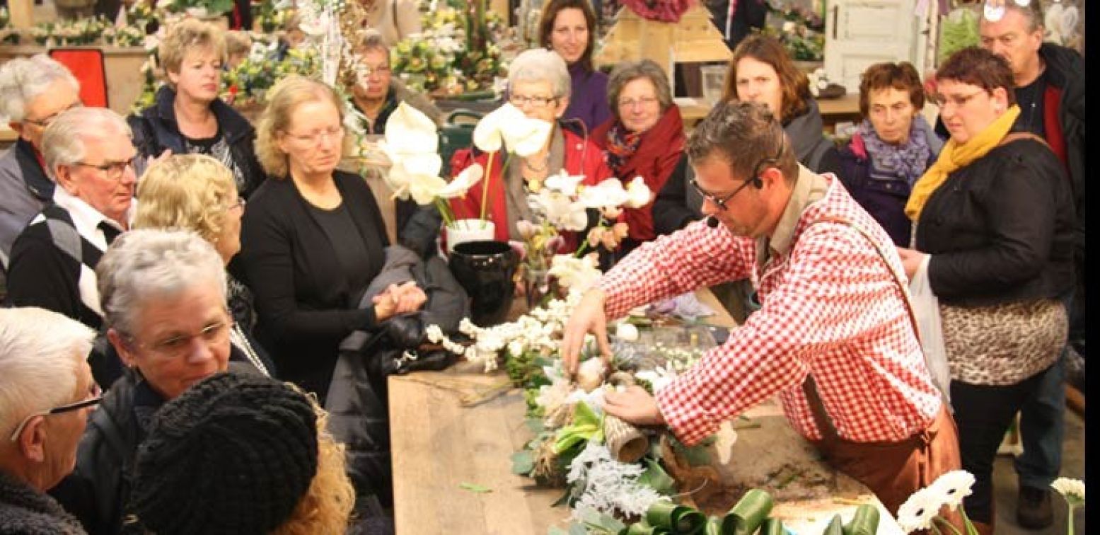 Kijk toe bij een leuke kerstdemonstratie.