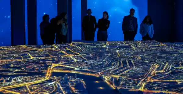 Onder de indruk van onze hoofdstad door Amsterdam in Motion Laat je betoveren door de nieuwe multimediale maquette over Amsterdam. Foto: © Jitske Nap