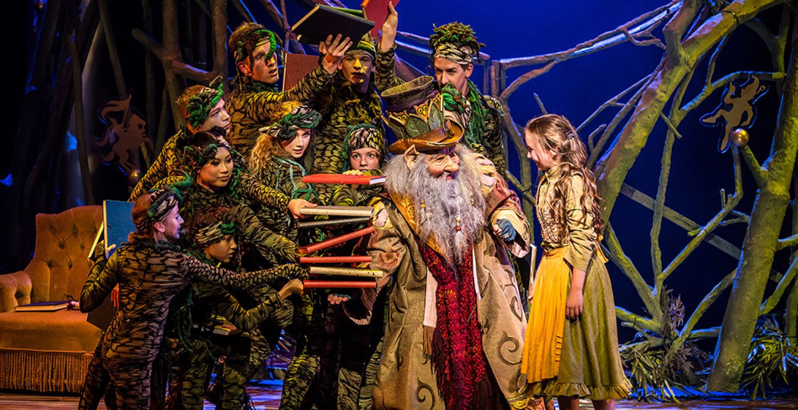 Geniet met het hele gezin thuis van de prachtige Efteling musical 'De Sprookjessprokkelaar'. Ook andere Efteling musicals kun je thuis bekijken. Foto: De Efteling