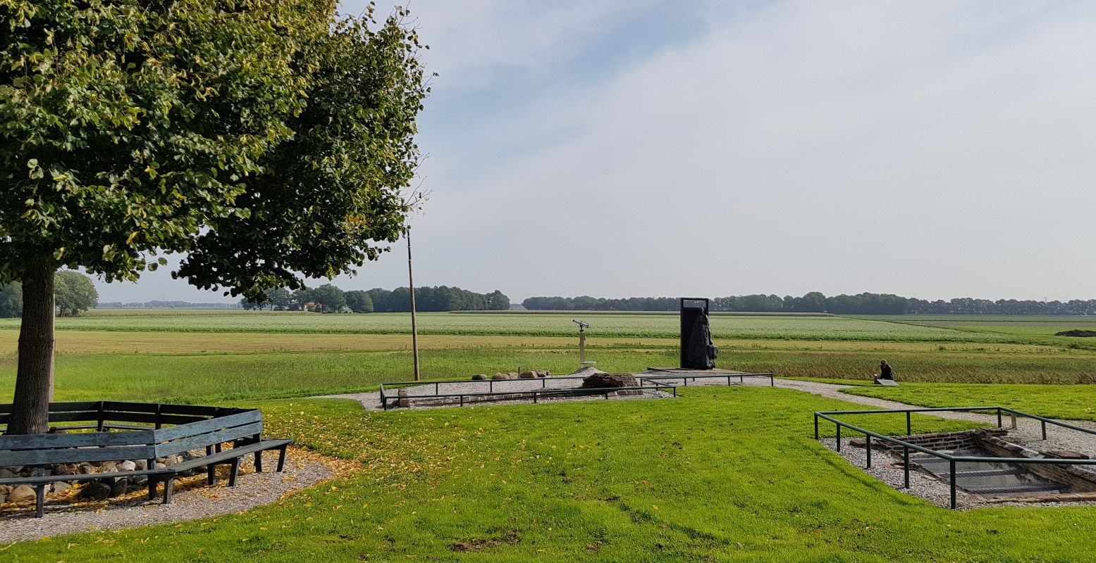 Twee stenen waterkelders op de terp Middelbuurt, om regenwater in op te vangen toen het grondwater te ziltig werd om te drinken. Foto: DagjeWeg.NL © Tonny van Oosten