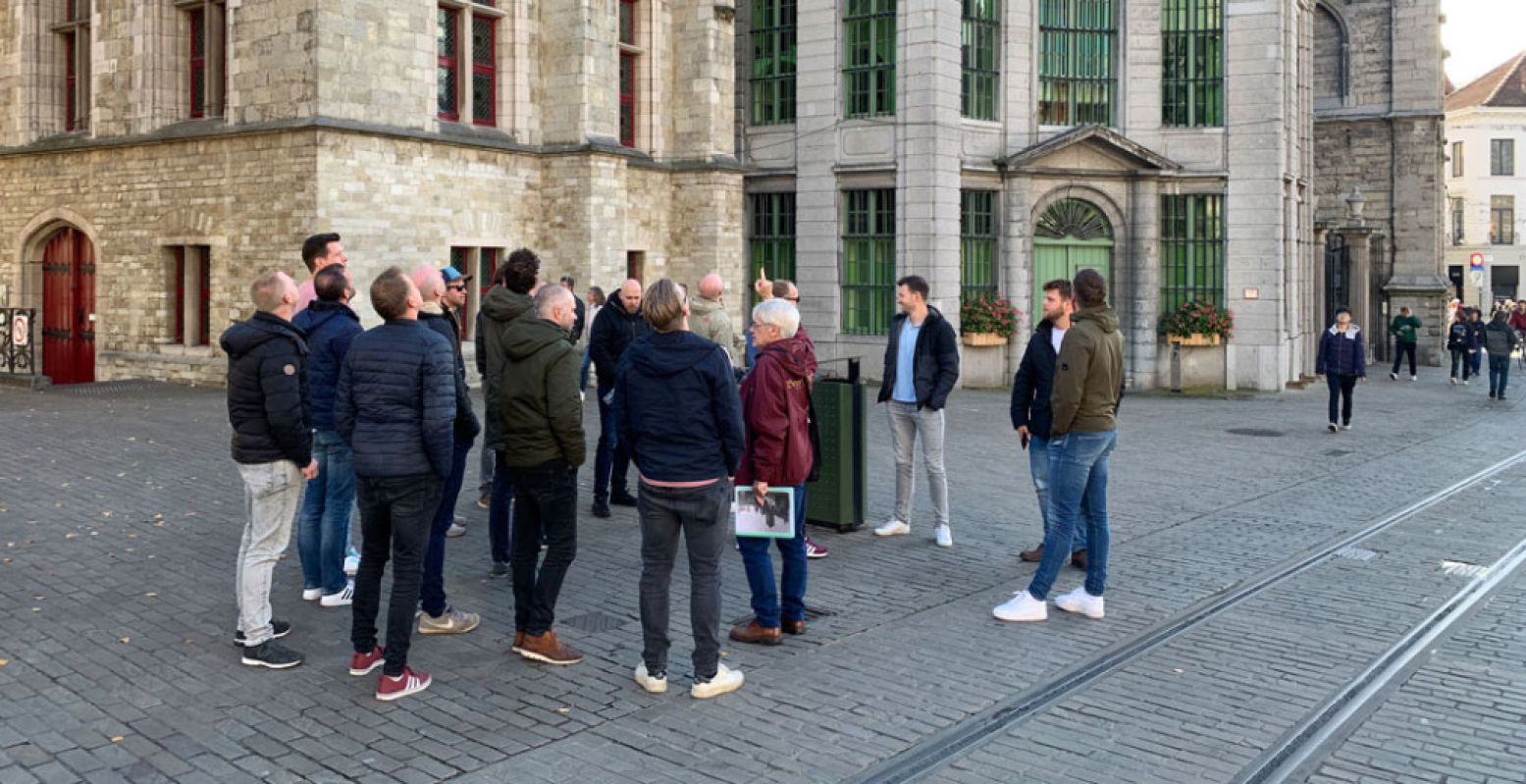 Tijdens de BeerWalk vertelt een enthousiaste Gentse gids je alles over de gebouwen in de stad, met een biertje erbij! Foto: Redactie DagjeWeg.NL