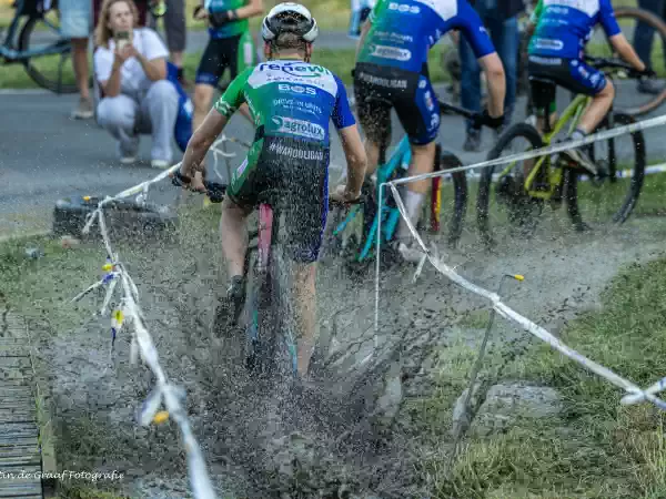 NK Mountainbike 2026 De deelnemers scheuren over het parcours. Foto: Martin de Graaf