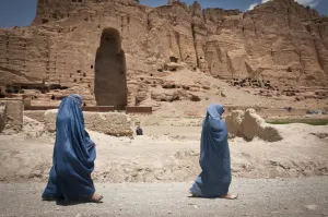 Fototentoonstelling Cultuur in tijden van gewapend Foto: Giant standing Buddhas of Bamiyan still cast shadows, Afghanistan 2012. ©DVIDSHUB/Sgt. Ken ScaFoto geüpload door gebruiker.