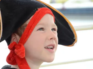 Jonge piraat luistert aandachtig toe foto: Daan vd Sleen - Stichting Rijnoevervaarten. Jonge piraat luistert aandachtig toe foto: Daan vd Sleen - Stichting Rijnoevervaarten.
