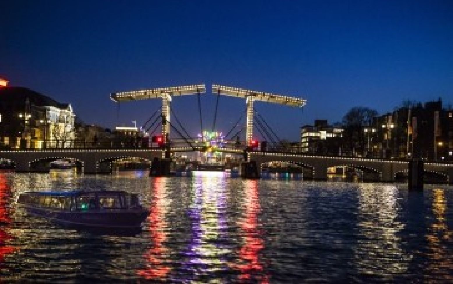 Verken Amsterdam bij nacht met de Valentijnscruise van Blue Boat Company. Foto: Carol Govaert/Blue Boat Company