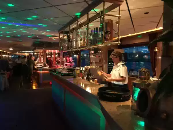 Gezellig wat drinken aan de bar. Foto: Rederij Fortuna © Gezellig wat drinken aan de bar. Foto: Rederij Fortuna ©