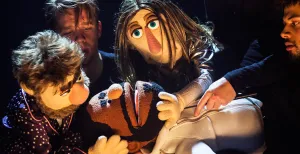 Rappende muppets en Willy en Max in het theater