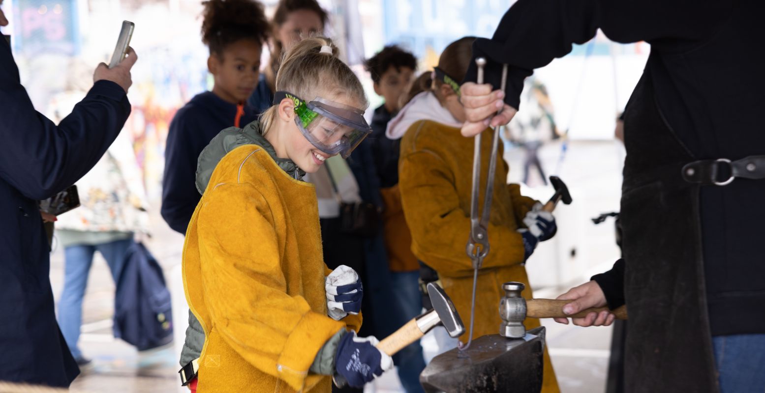 Ook kinderen kunnen van alles doen op het festival, zoals hun eigen sleutelhanger smeden. Foto: Bram Kloos