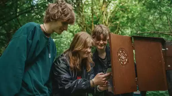 escape route met 3 mensen die een qr code scannen | Foto ge&uuml;pload door gebruiker Staatsbosbeheer.