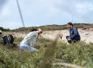UV Leiden in Den Haag – Onderzoekers van de stad Foto: Fotograaf Wilke Geurds en onderzoeker Achim Häger in de duinen van Meijendel. Foto: Rob Dorrey