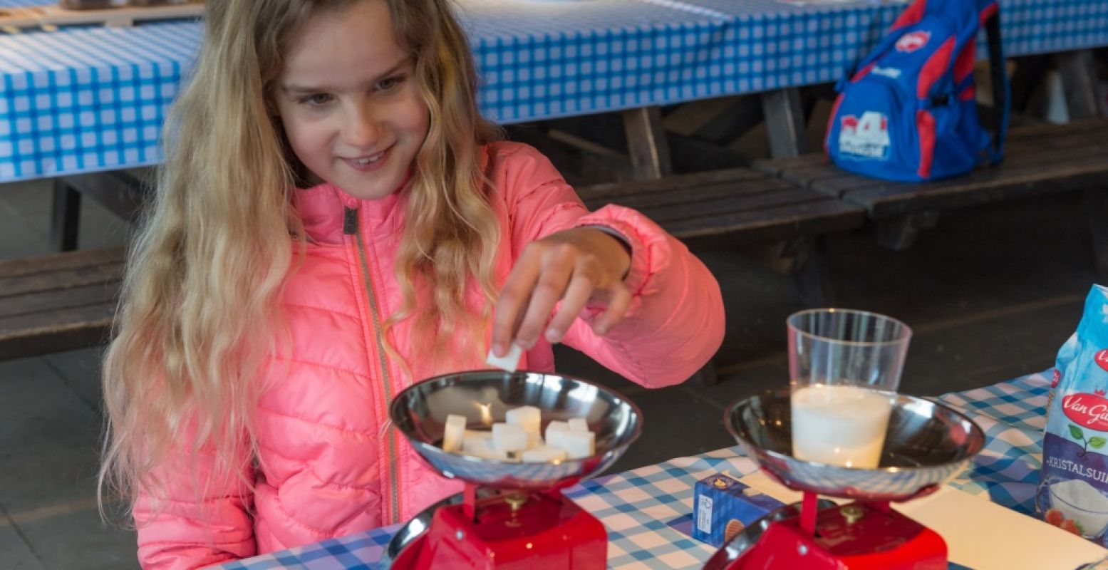 Aan de slag in de Suikerwerkplaats. Foto: Nederlands Openluchtmuseum