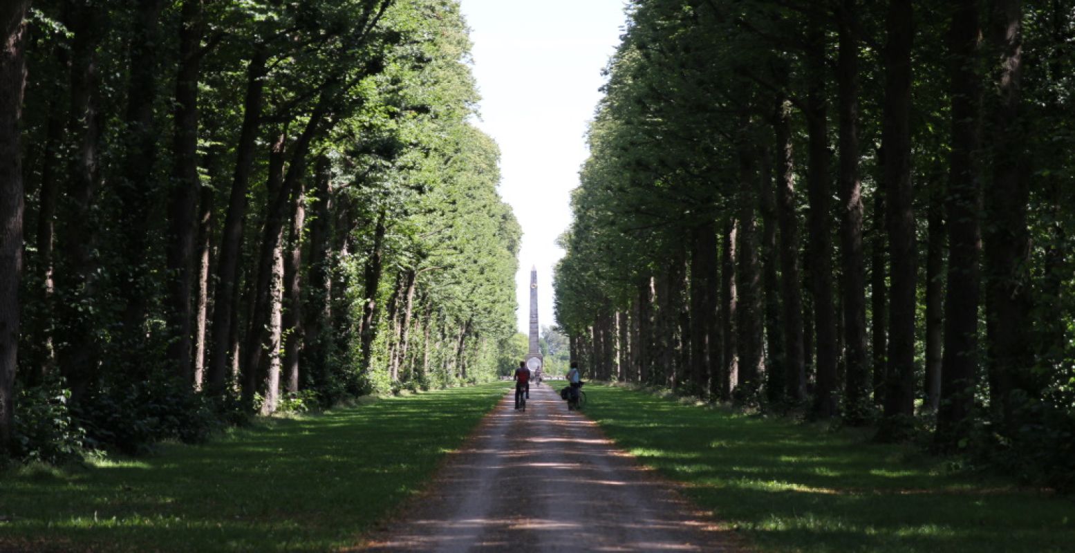 ...en aan de andere kant van de weg, lijnrecht ertegenover, De Naald van Waterloo. Foto: DagjeWeg.NL / Coby Boschma.