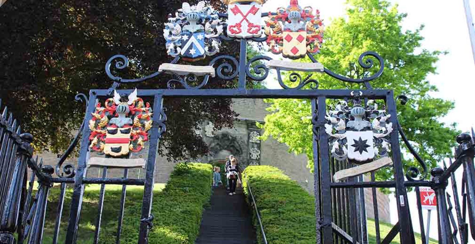 Poort van de Leidse Burcht. Foto: DagjeWeg.NL.