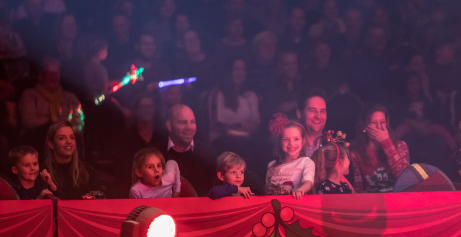 Geniet met het hele gezin van een ouderwets gezellige circusshow. Foto: © Kerstcircus Ahoy | Charles Batenburg.