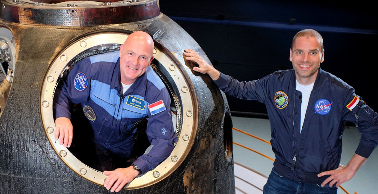 André Kuipers (links) in de Soyuz waarmee hij als eerste (en tot nu toe enige) Nederlandse astronaut naar ISS vloog. Rechts wetenschapsjournalist Sander Koenen. Samen leiden ze je virtueel rond door de coronaproof expo 'Missie in de Ruimte' in Space Expo. Foto: Space Expo