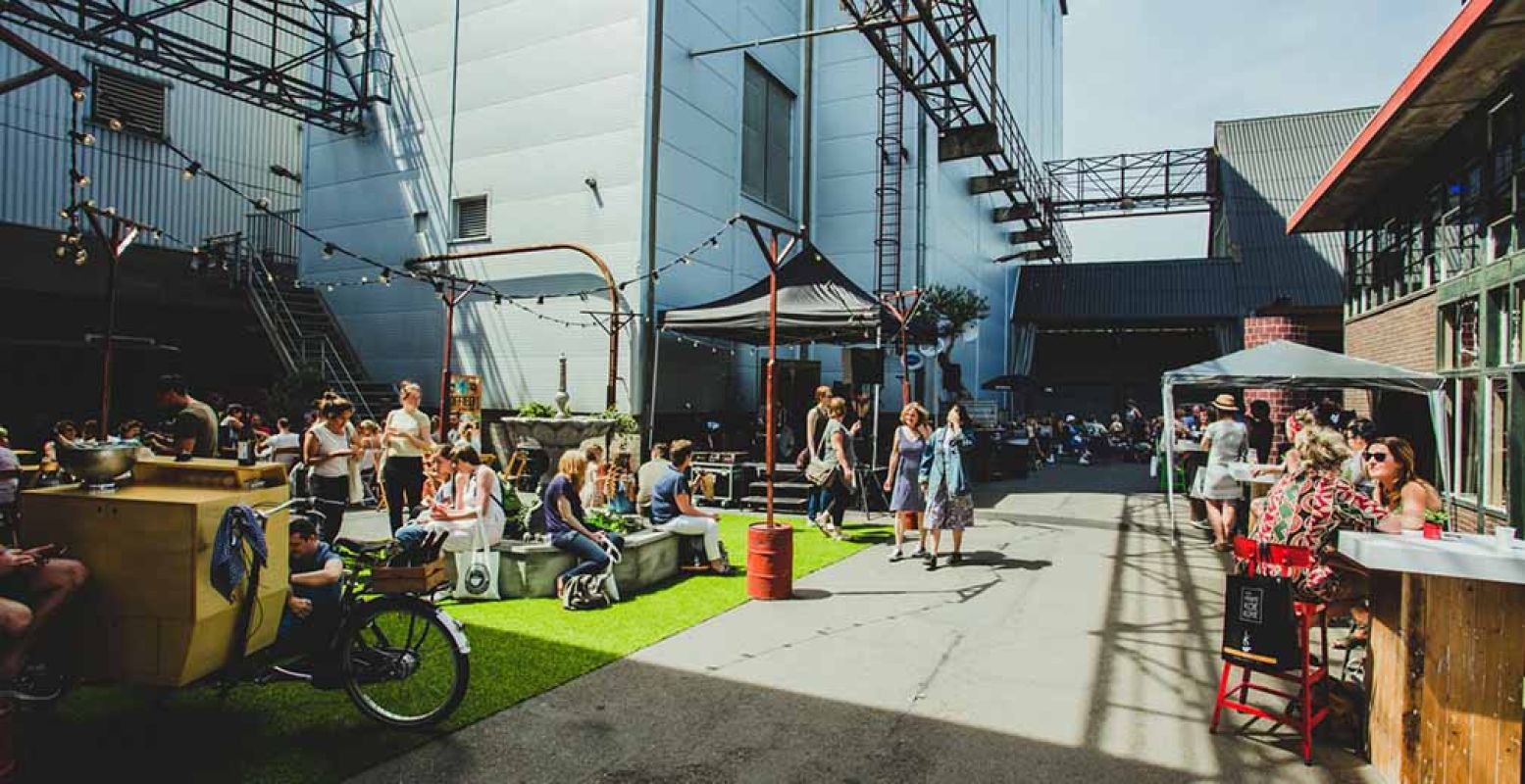 Het festival wordt gehouden in DeFabrique. Geniet lekker buiten op het terras, of binnen in industriële setting. Foto: fesTEAval.