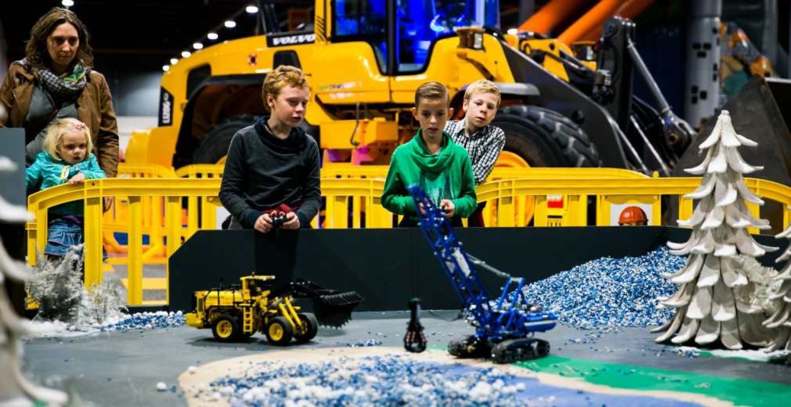 Graaf met je zelfgemaakte graafmachine. Foto: LEGO World