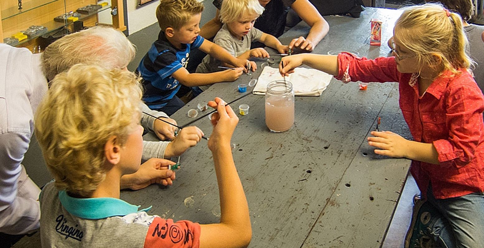 Tinnen soldaatjes schilderen bij Fort aan den Ham. Foto: Fort aan den Ham / Stichting Liniebreed Ondernemen