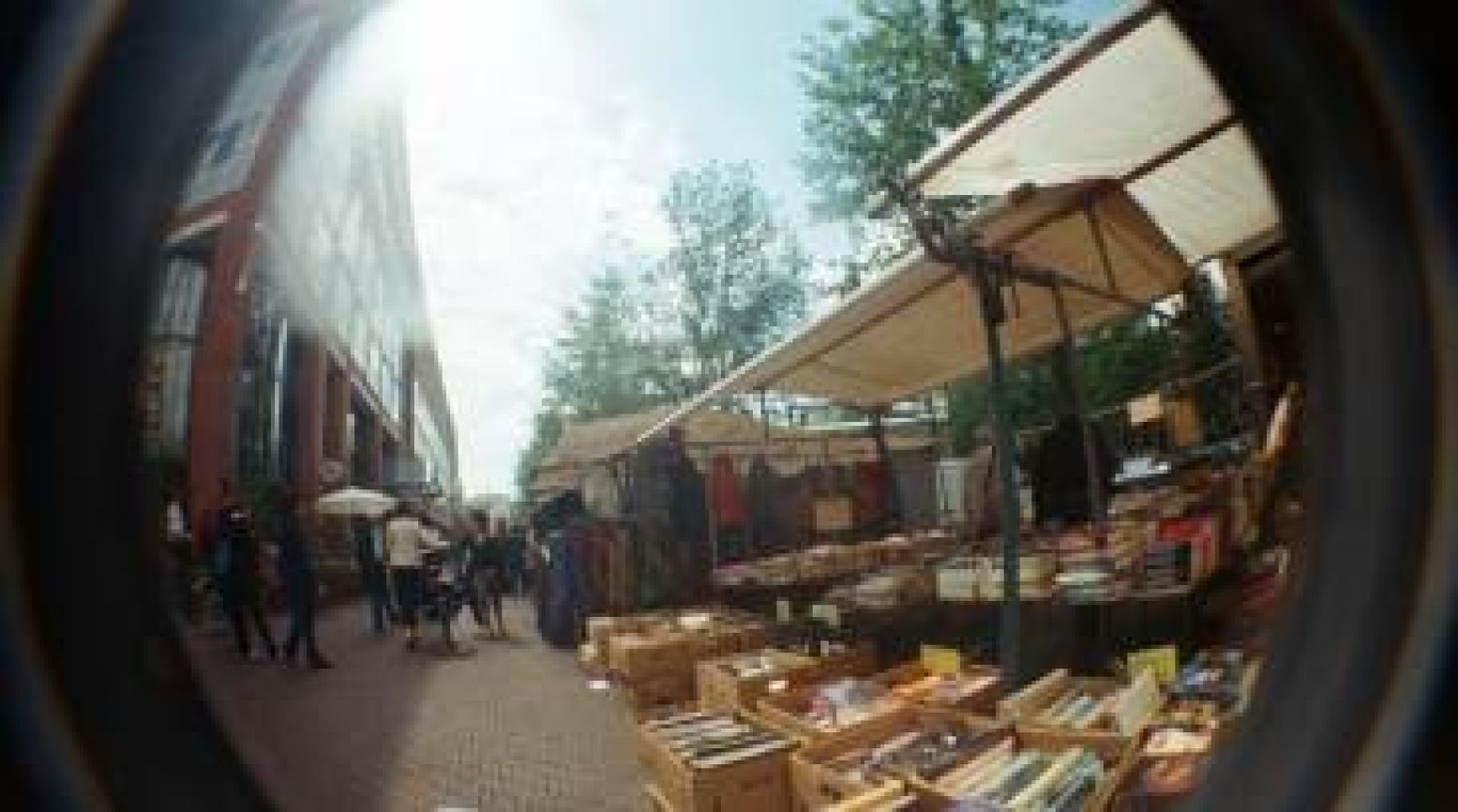 Ongegeneerd snuffelen op het Waterlooplein. Foto:  Flickr 