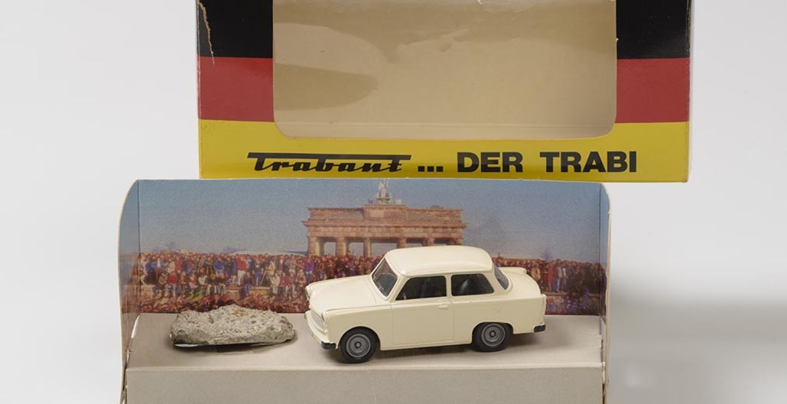Trabant-model met stuk van de Muur. Foto: Noordbrabants Museum. © Foto Peter Cox. Model van een Trabant met een stukje van de Berlijnse Muur, 1989, Collectie A. van Pinxteren.