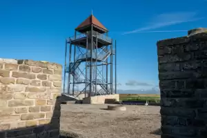 Valkenier bij de Ruïne van Nuwendoorn De Ruïne van Nuwendoorn foto: Monumentenbezit