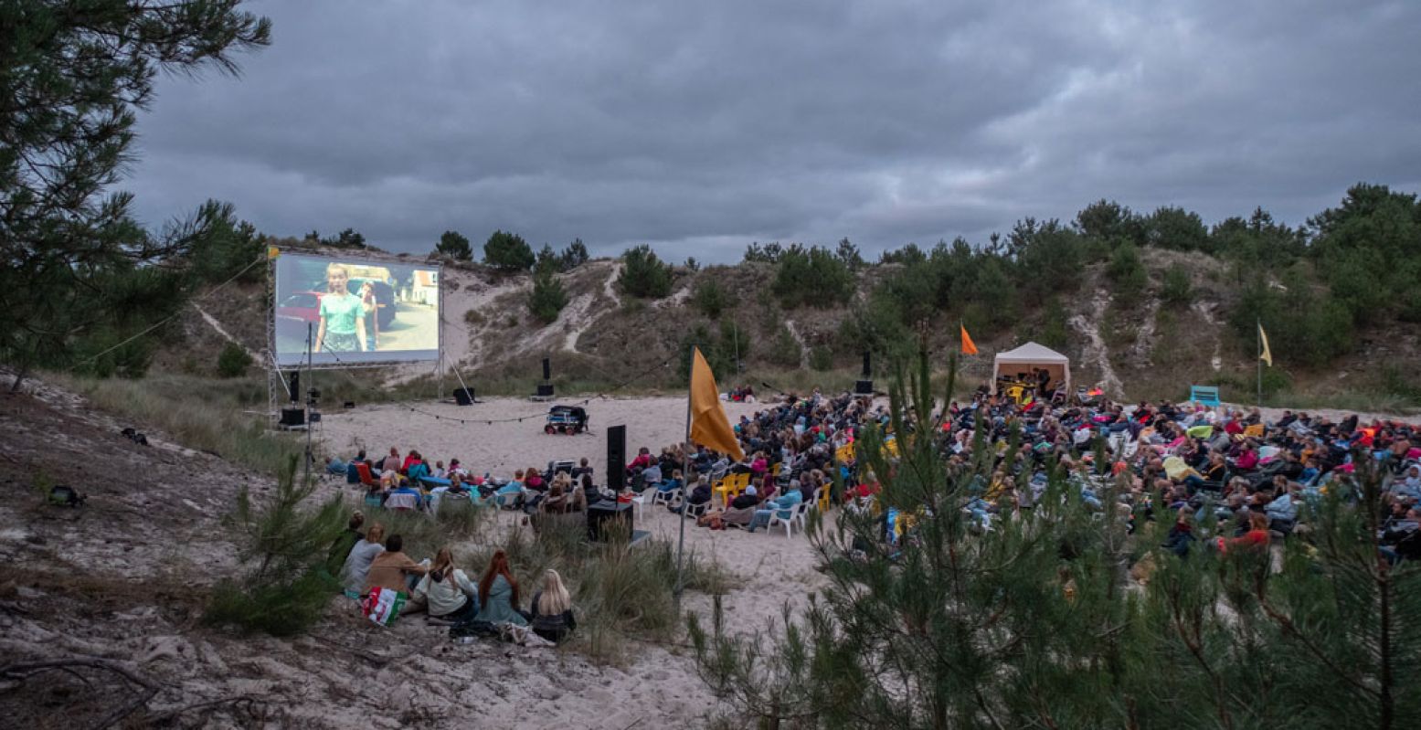 Film kijken tussen de duinen, het kan in augustus op Terschelling. Foto: Terschelling Openlucht Filmfestival © Laura Conijn