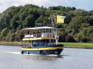 Rivieroevervaart: Rhenen - Wageningse Boven polder de Blauwe Bever in volle vaart op de NederRijn - foto: Stichting RivieroevervaartenFoto geüpload door gebruiker.