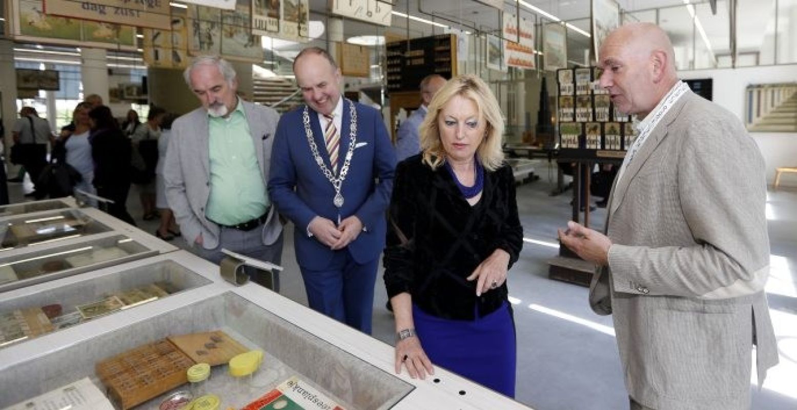 Minister Jet Bussemaker opende het Onderwijsmuseum. Foto: Thymen Stolk