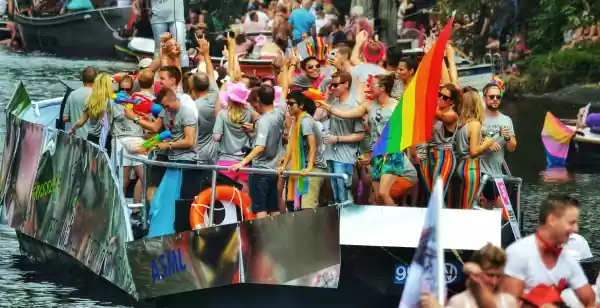 Pride 2026: welkom in de regenboogfamilie Wat is mooier dan samen de liefde vieren. Foto: Dmitrii E. via  Unsplash 