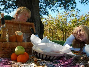 Lekker picknicken in het gras. Foto: Fort den Haak.