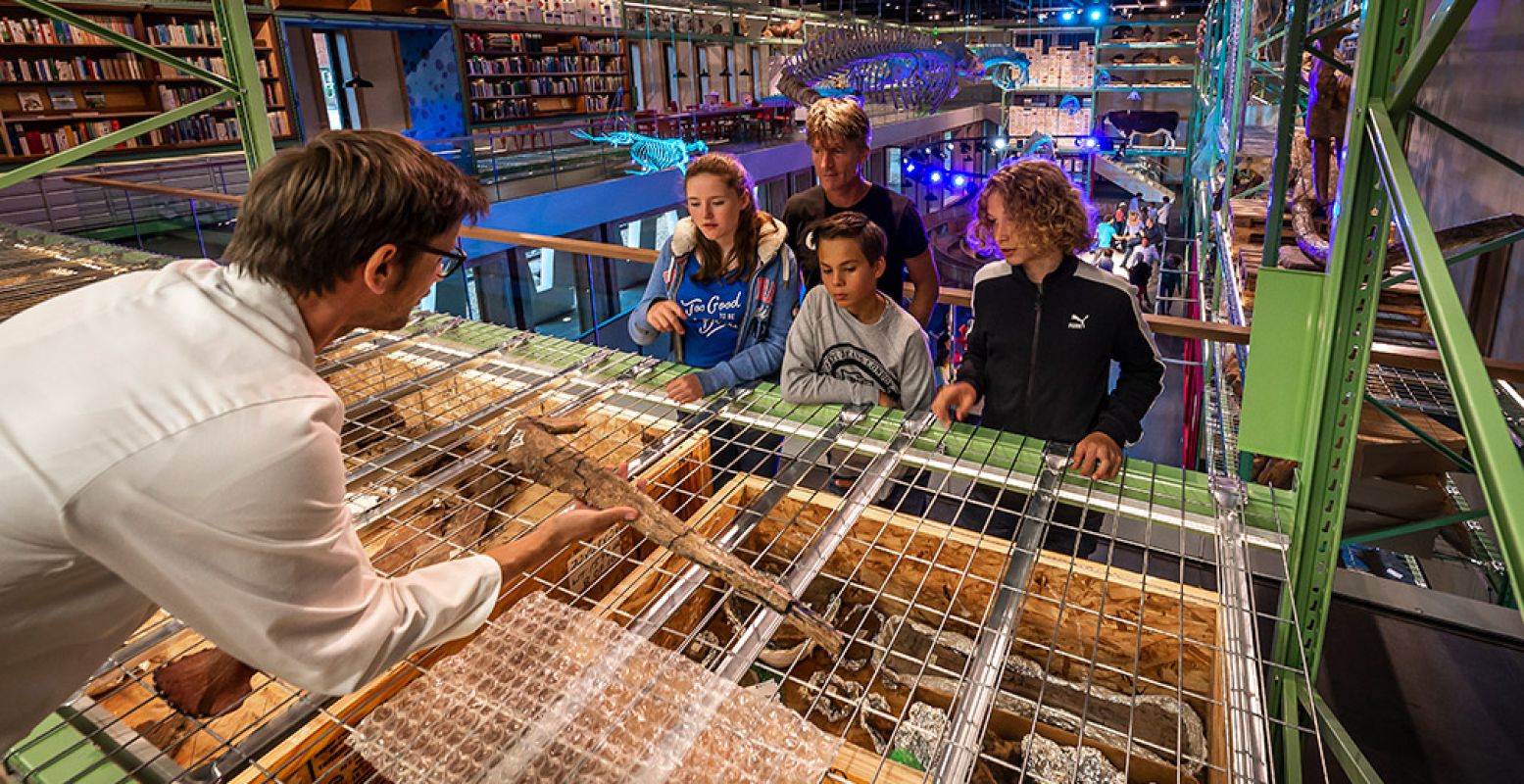 Een kijkje achter de schermen in de gratis te bezoeken Live Science zaal van Naturalis. Het museum wil graag via een eigen tv studio deze kijkjes achter de scherm ook bij de mensen thuis brengen. Foto: Naturalis © Koen Mol Fotografie