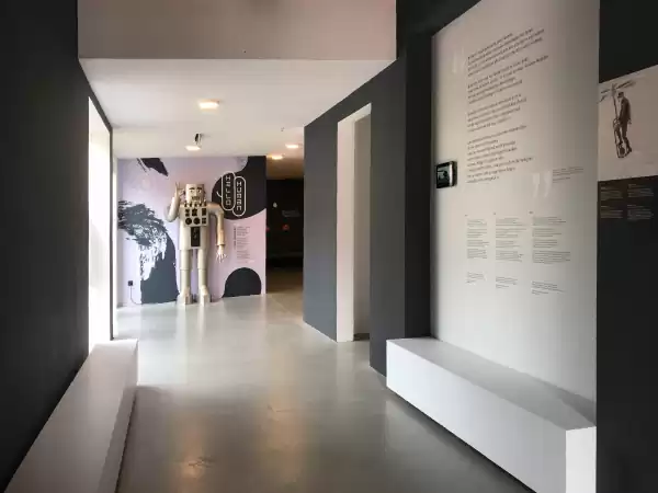 Je wordt welkom geheten door een Japanse robot uit 1930. Foto: Bizarium