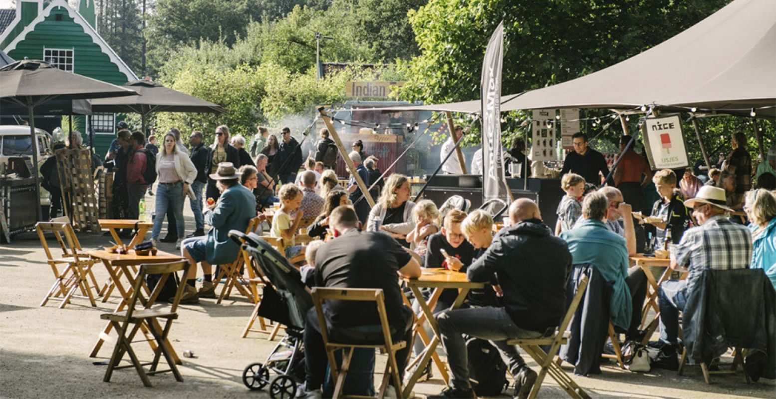 Gezellig eten tussen historische gebouwen tijdens de Zomeravonden van het Openluchtmuseum. Foto: Nederlands Openluchtmuseum