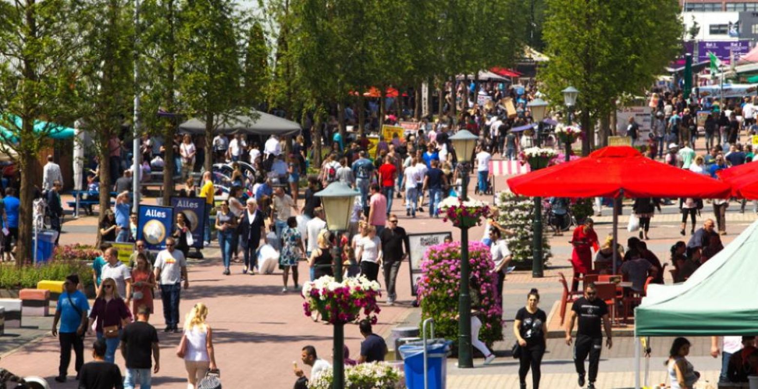 Winkelende mensen op de boulevard van De Bazaar. Foto: De Bazaar.