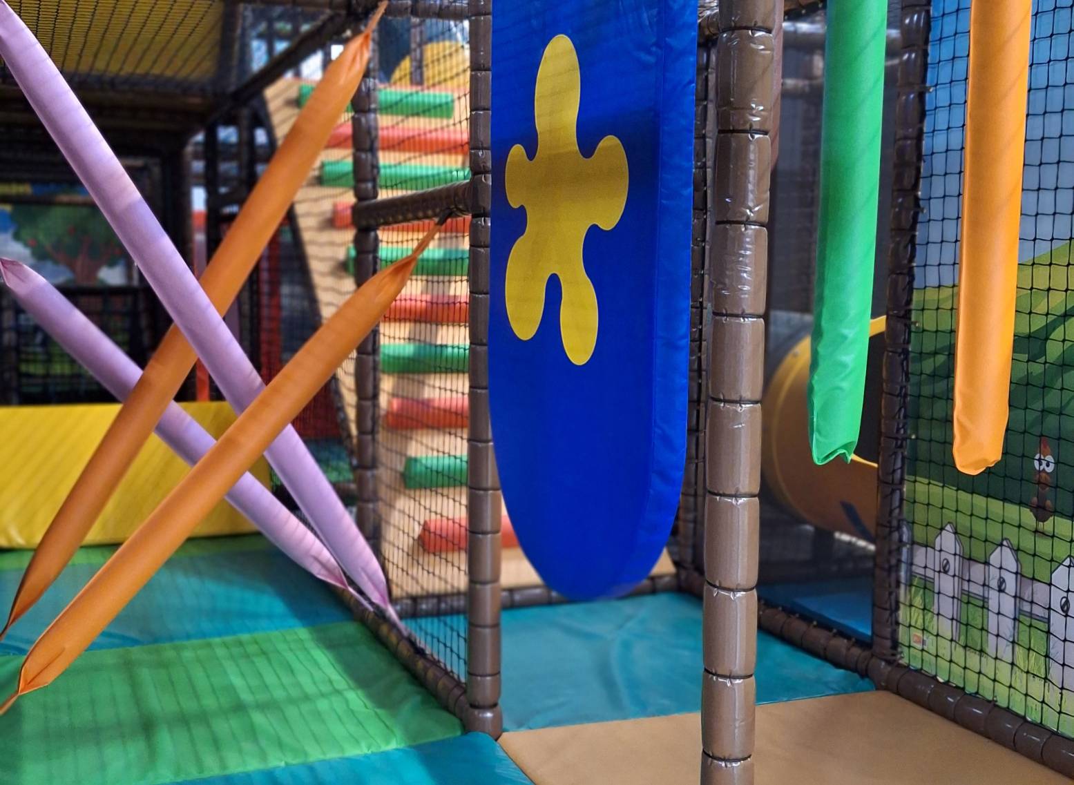 In de grote apenkooi kunnen kinderen zich helemaal uitleven. Foto: Familiepark Nienoord In de grote apenkooi kunnen kinderen zich helemaal uitleven. Foto: Familiepark Nienoord