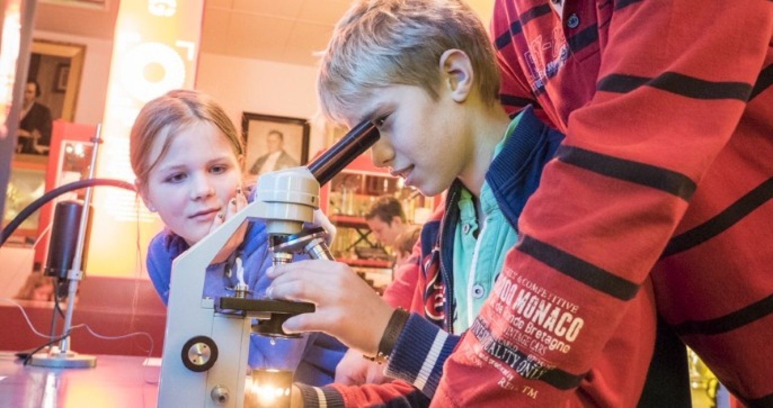 In de zomervakantie mag je zelfs met een Jeugdlaborant op stap.