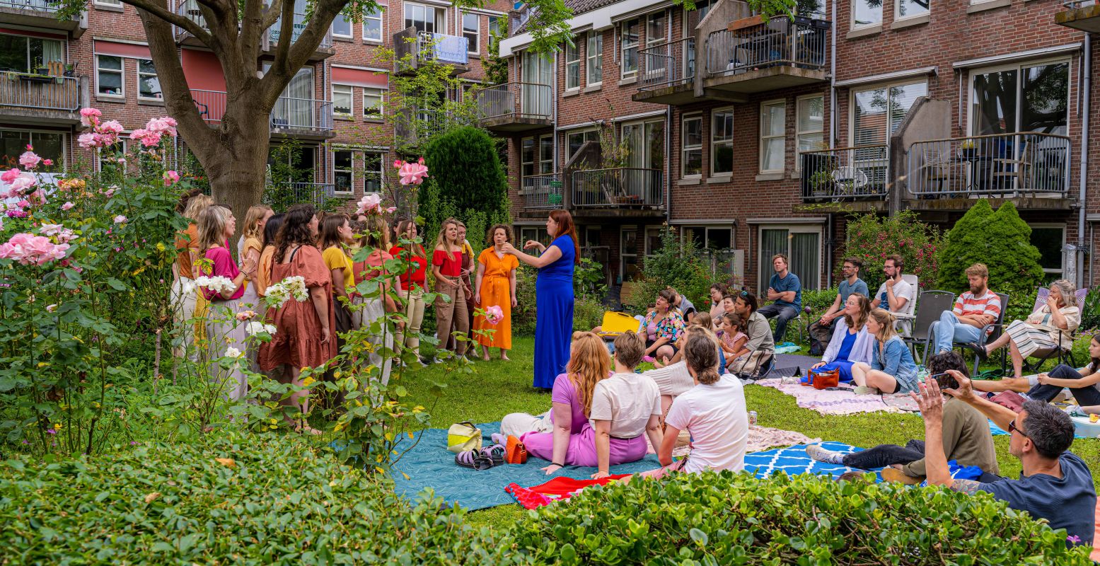 Talent uit de wijk komt samen. Foto: Jelle de Ru © via Gluren bij de Buren Talent uit de wijk komt samen. Foto: Jelle de Ru © via Gluren bij de Buren