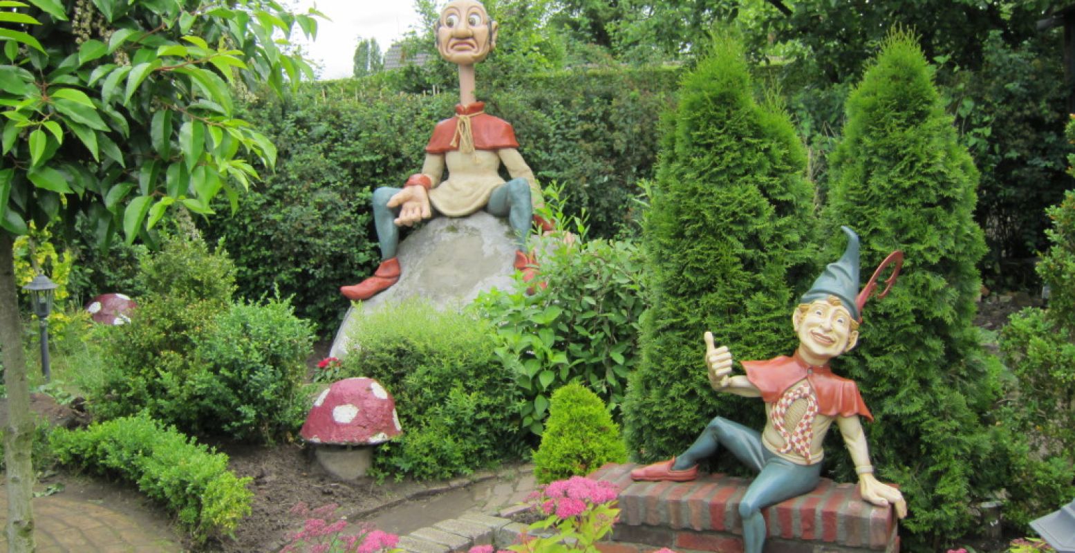 Een kleine Langnek in de sprookjestuin van de Mini Efteling. Foto: Mini Efteling.