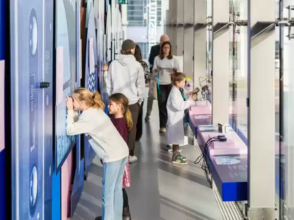 Philips Museum Ga met het gezin op onderzoek in het museum. Foto: Philips Museum © Twycer