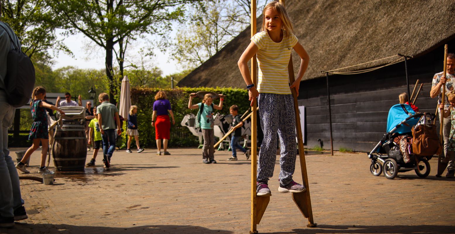 Steltlopen op het Kindererf in het Nederlands Openluchtmuseum. Foto: Nederlands Openluchtmuseum