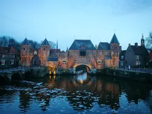 De Koppelpoort bij schemering. Foto: DagjeWeg.NL.