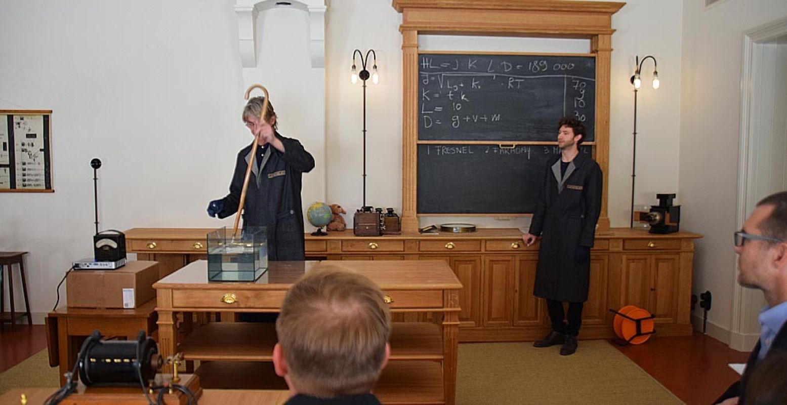 De labmeesters doen proefjes en rekenen gaandeweg de Lorentz Formule uit. Foto: Redactie DagjeWeg.NL, Eline Visscher