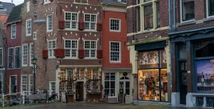 10 toffe redenen om een dagje naar Delft te gaan Eén van de fraaie doorzichtjes in het centrum van Delft. Foto: Delft.com © Michael Kooren