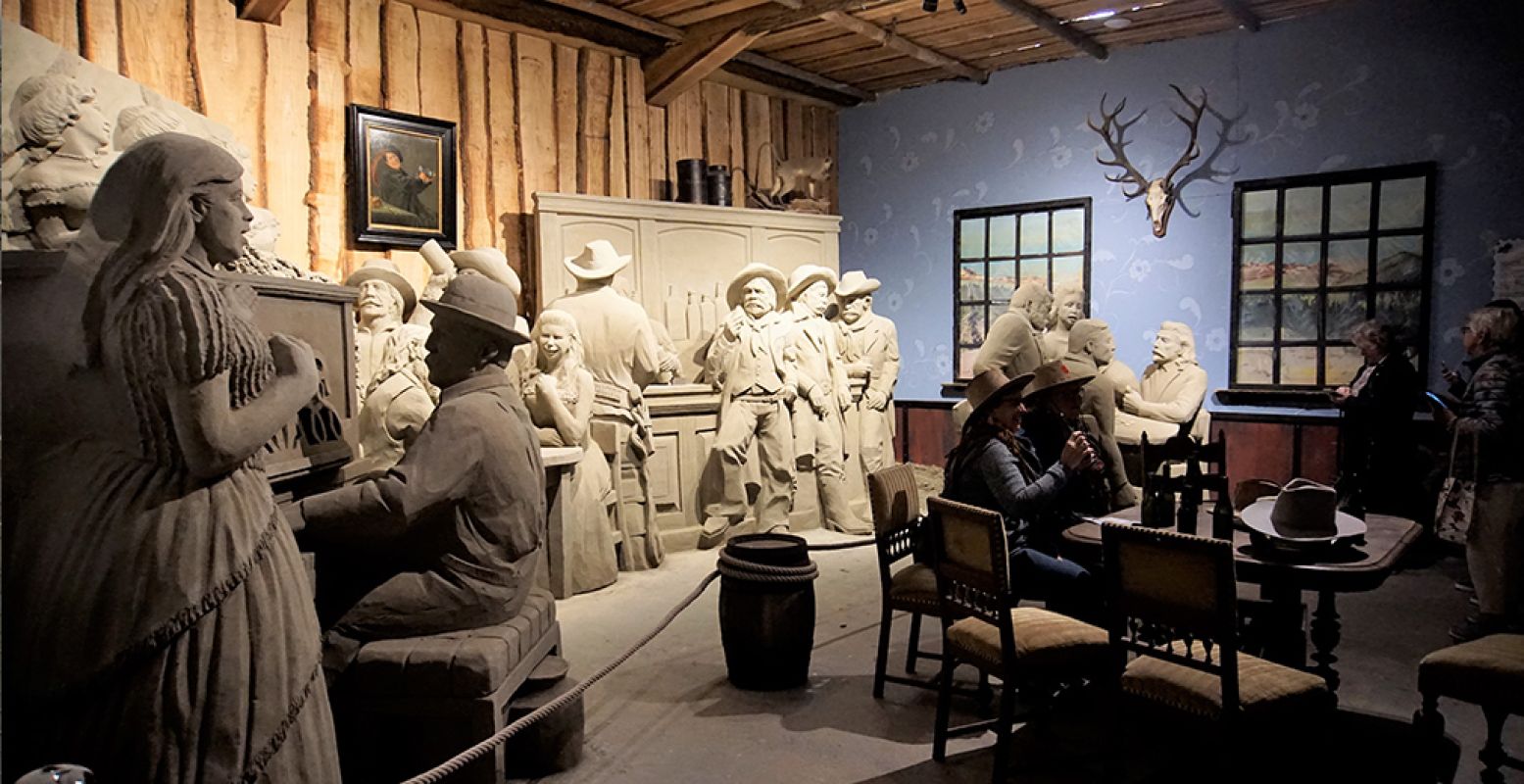 Fotomoment! Neem plaats in de saloon, zet een cowboyhoed op en laat je vereeuwigen in het Wilde Westen. Foto: DagjeWeg.NL