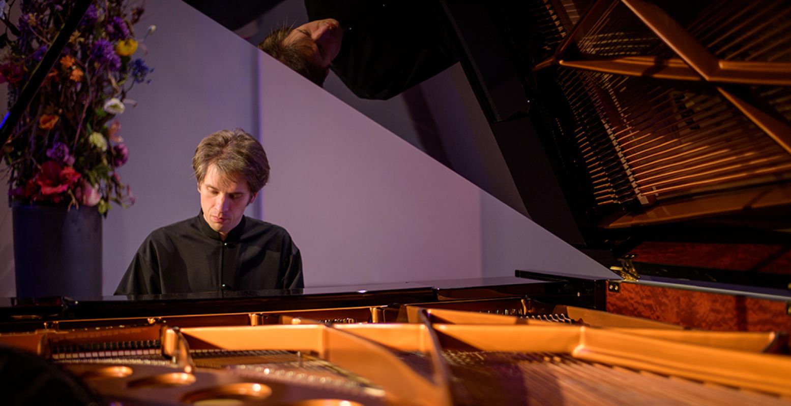 Naast Teunis van der Zwart worden de Hoorntrio's gespeeld door violiste Franziska Hölscher en pianist Severin von Eckardstein (op de foto). Foto: Paul Sijm