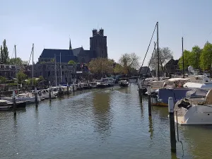 De Grote Kerk aan het haventje van Dordrecht. Foto: DagjeWeg.NL