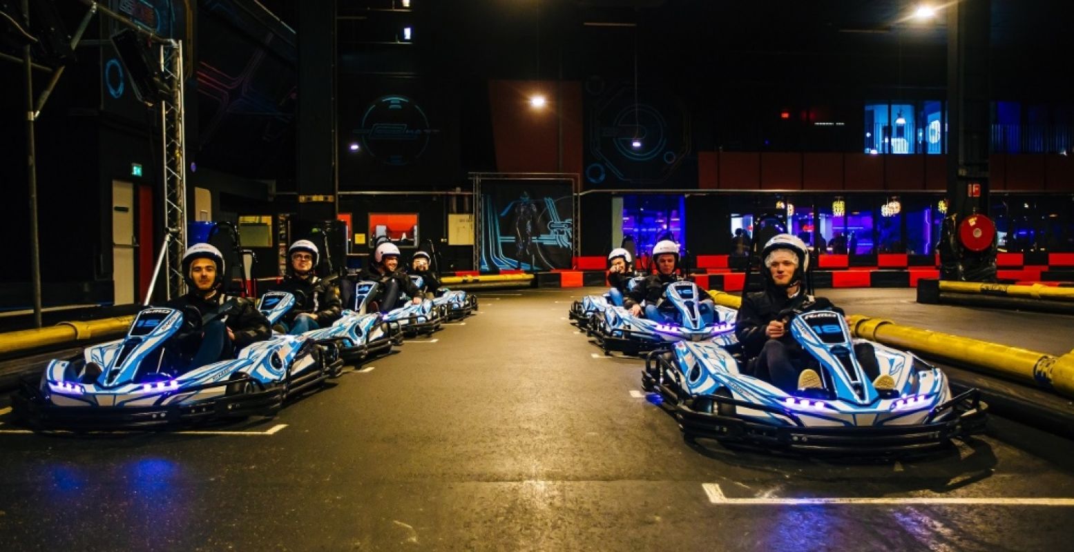 ZERO55 Apeldoorn heeft een unieke e-kartbaan met een indoor én outdoor parcours van 340 meter. Foto: ZERO55.