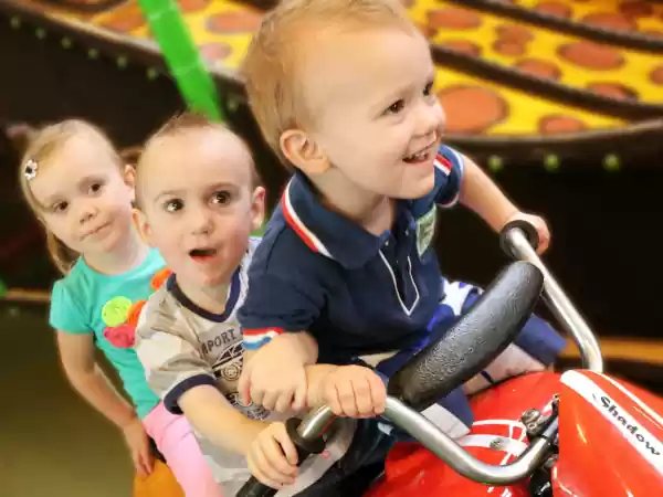 Ook kleuters kunnen hier op de motor. Foto: Monkey Town Warmond