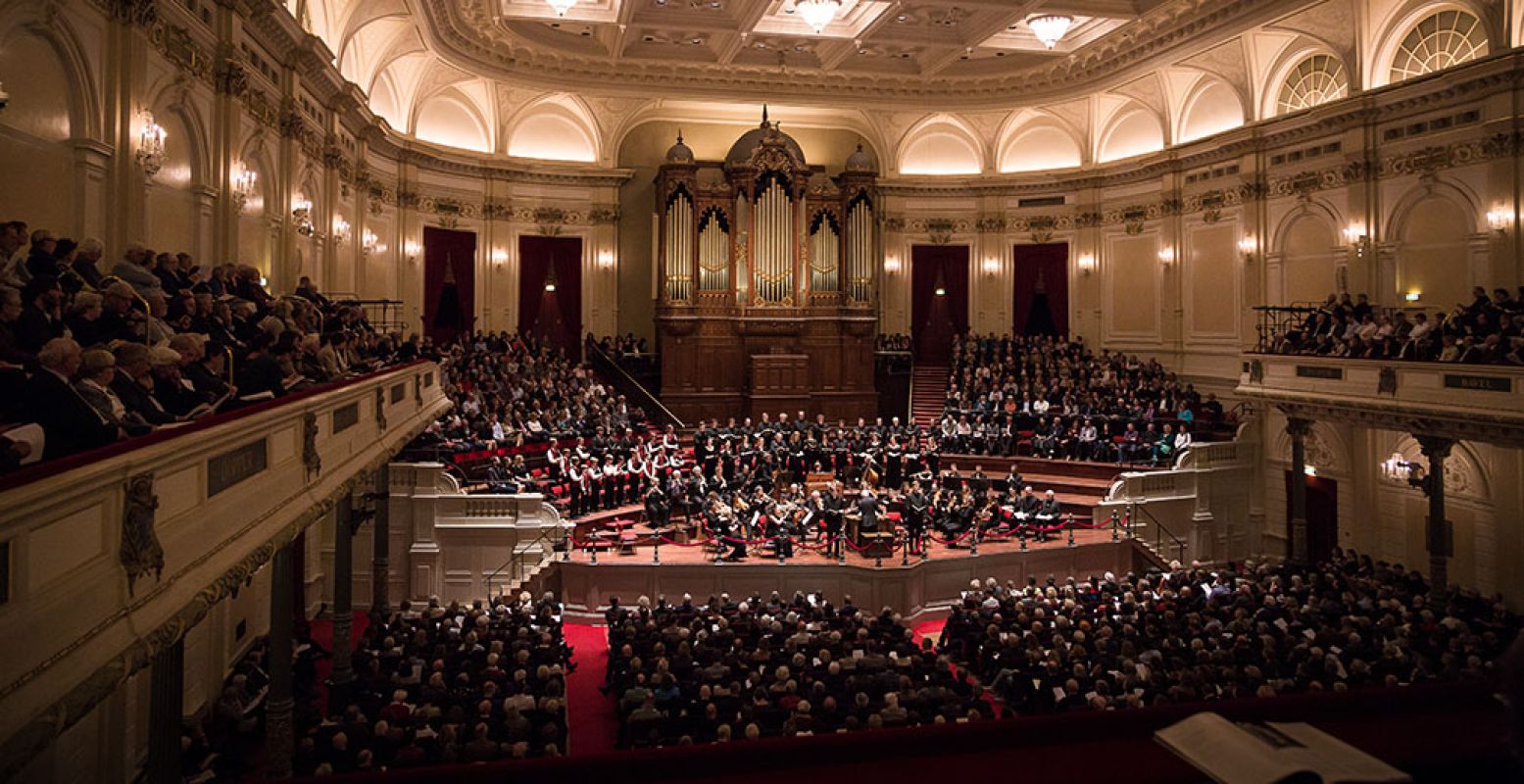 Het Koninklijk Concertgebouworkest in actie in het Concertgebouw in Amsterdam. Het Concertgebouw heeft veel concerten online gezet en je kunt ze allemaal gratis zien en natuurlijk vooral horen. Foto: Concertgebouw © Eduardus Lee